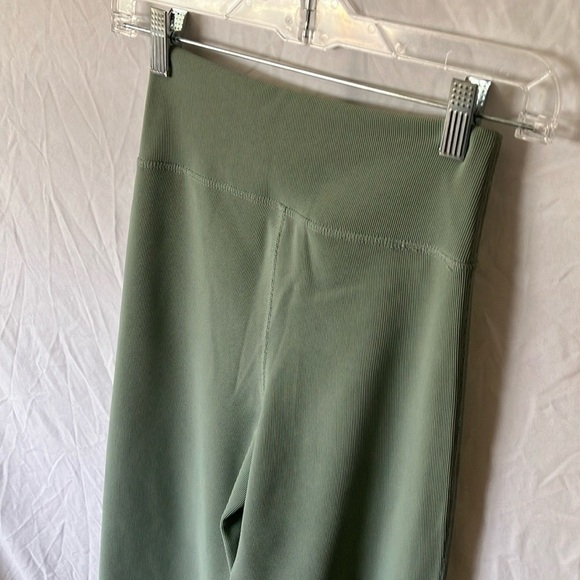 Move Technology: Tulip Waistband Wide Leg Crop Yoga Pants- XS - Picture 9 of 16